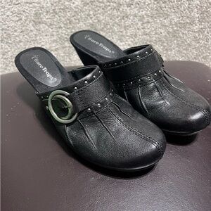 Bare Traps Womens Black Tinah Clog 6 M Leather Buckle Studs 2.5" Heel